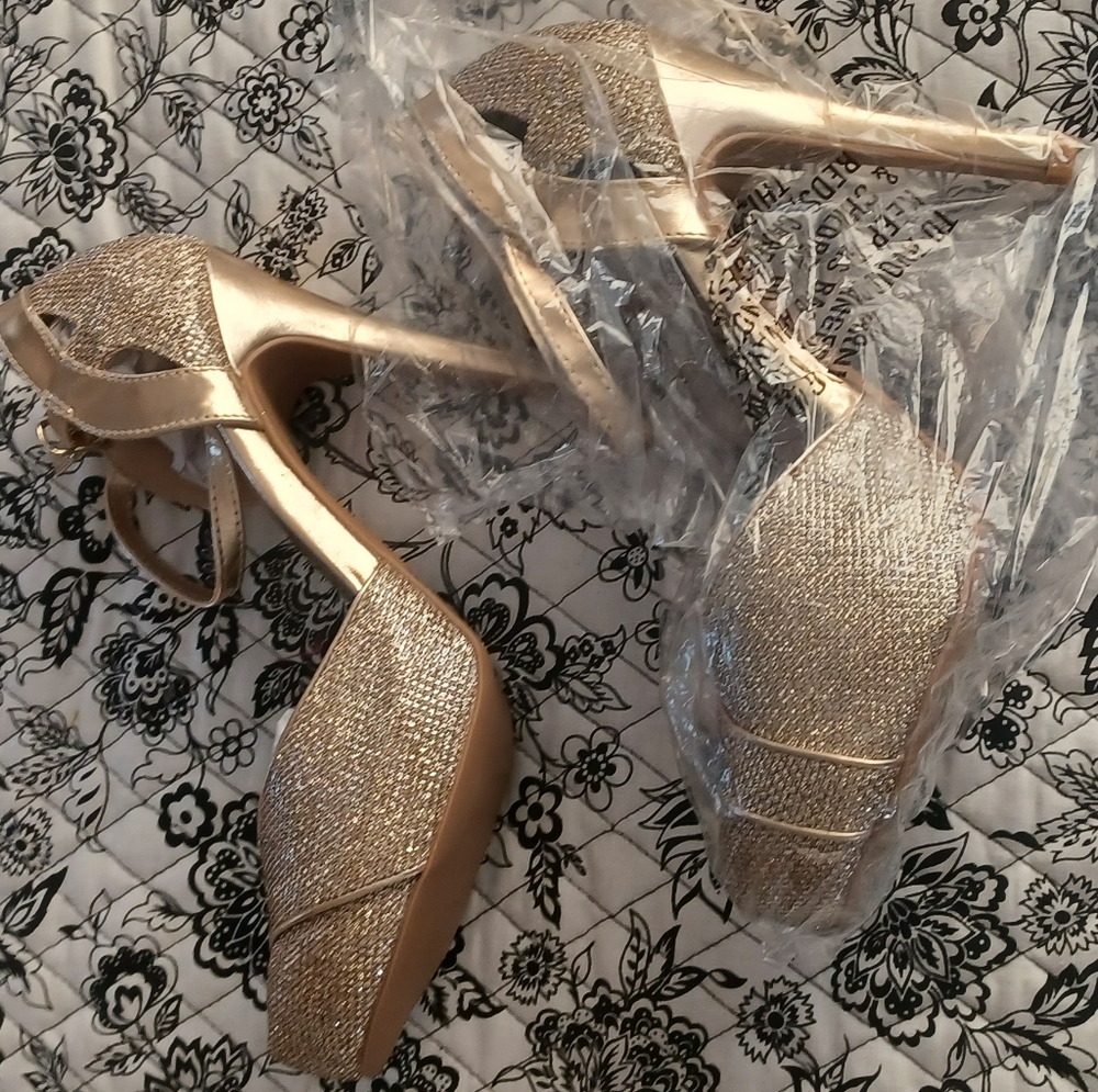 Qupid gold dress shoes-new no tag